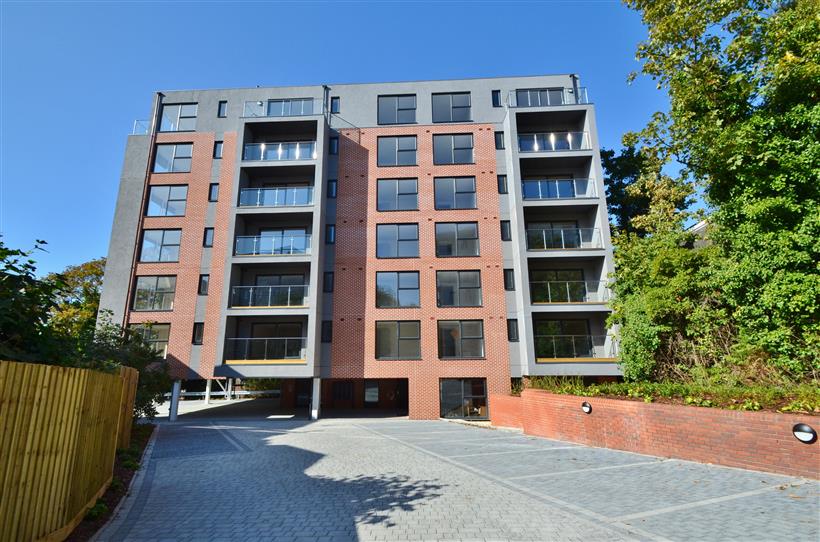Modern, Town Centre Apartment to Let!