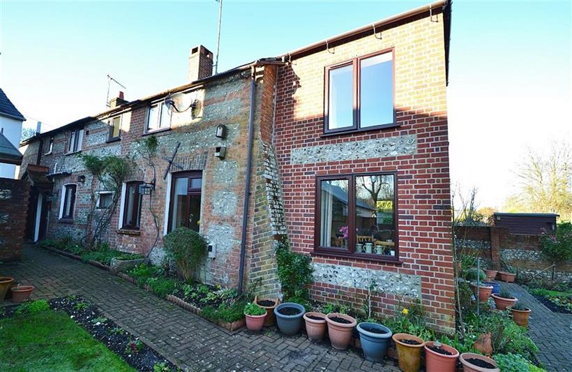 Extended Three Bed Brick & Flint Cottage In A Quiet Lane On The Edge Of The River Stour
