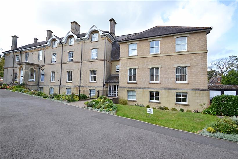 Two Bedroom Town Centre Apartment With High Ceilings, Sash Windows, Parking & Landscaped Gardens