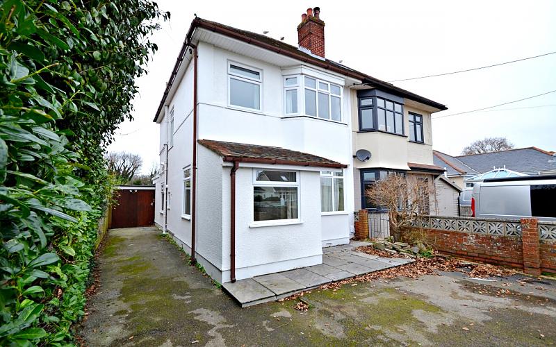 Three Bedroom Family Home to Rent with Annexe and Swimming Pool!