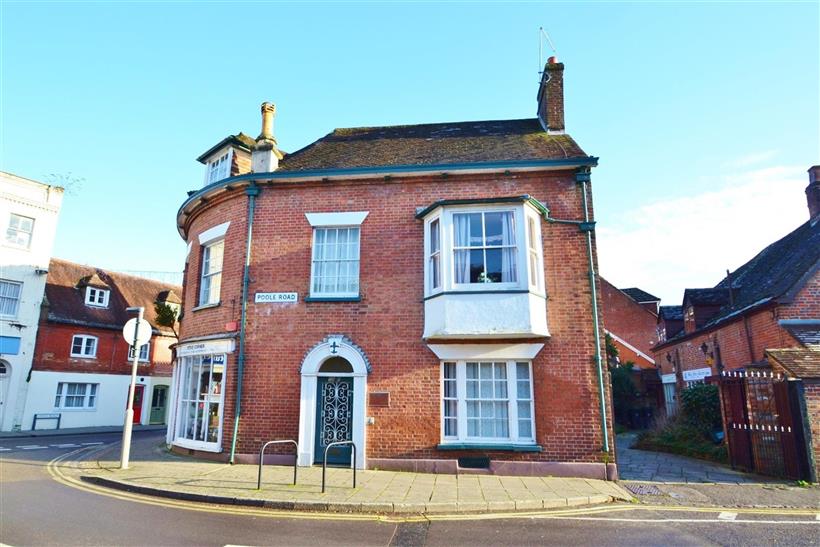 Deceptively Spacious Two Double Bedroom Apartment In A Character Building Within Wimborne Town Centre
