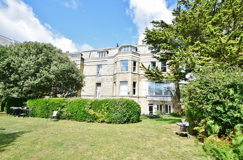 Two Bedroom Clifftop Flat in Desirable Location