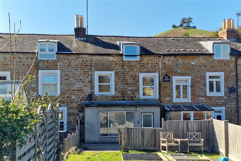 Charming 2 Bedroom Cottage in Sought-After Location