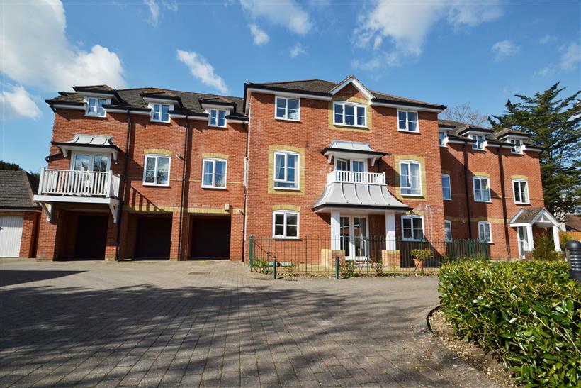 Modern Two Bedroom Apartment Close To Fordingbridge Town Centre