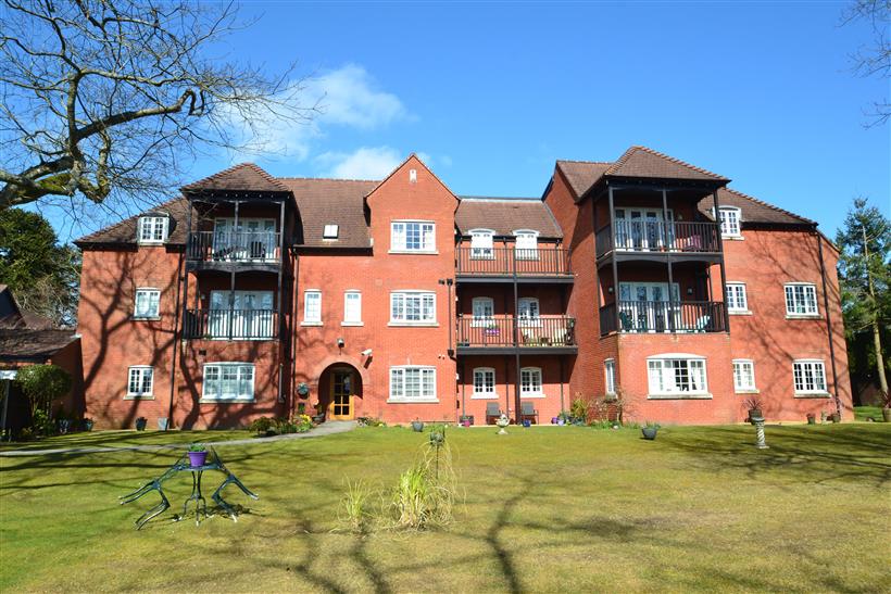 Two Bedroom Ground Floor Apartment Close To Ferndown Town Centre