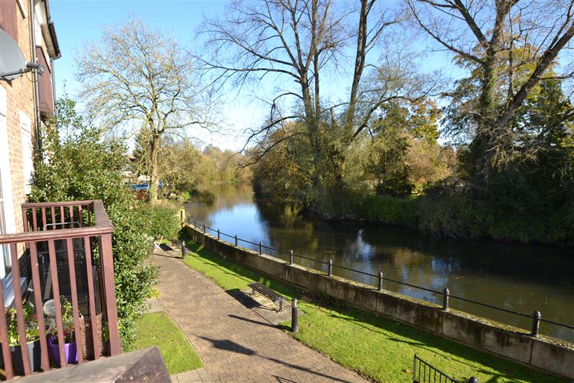 Three Bedroom Town House With River Views In The Heart Of Fordingbridge