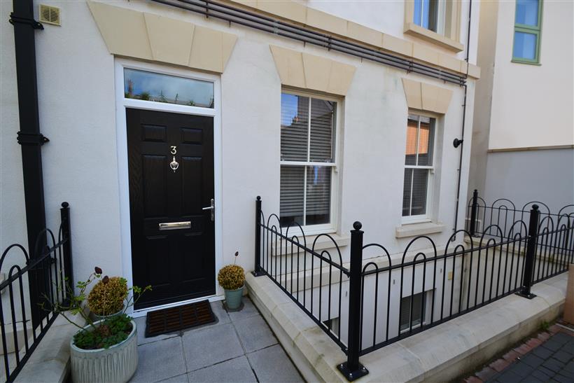 Spacious Maisonette With Kitchen/Dining Room, Sitting Room, Two Shower Rooms & Allocated Parking