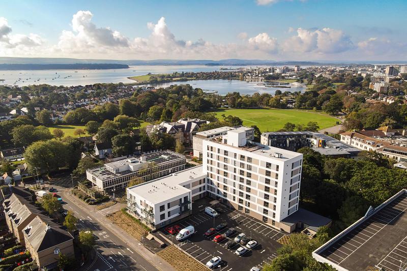 A Spacious & Modern Apartment In Desirable Location With Views Over Poole From Roof Terrace