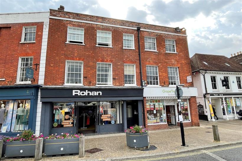 Two Bedroom Town Centre Flat With Excellent Views Of Wimborne Square