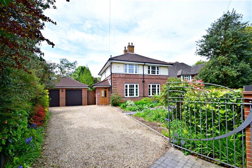 4 Bedroom Detached House in Sought-After Location