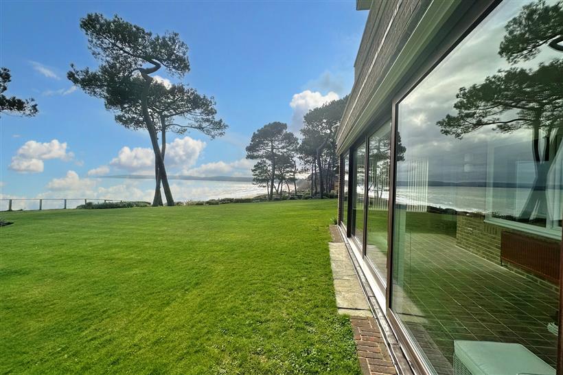 Spacious Three Bedroom Apartment with Sea Views in Branksome Dene