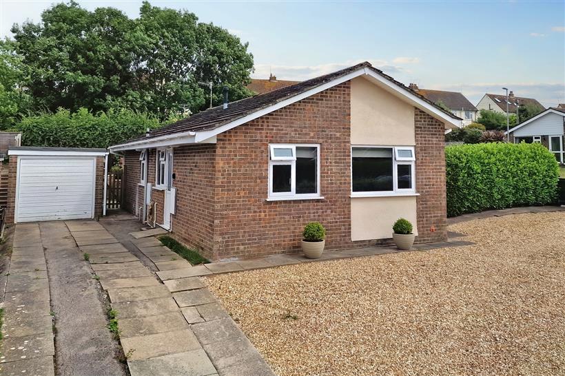 Immaculate 3 Bedroom Detached Bungalow Close to Local Secondary School and Amenities