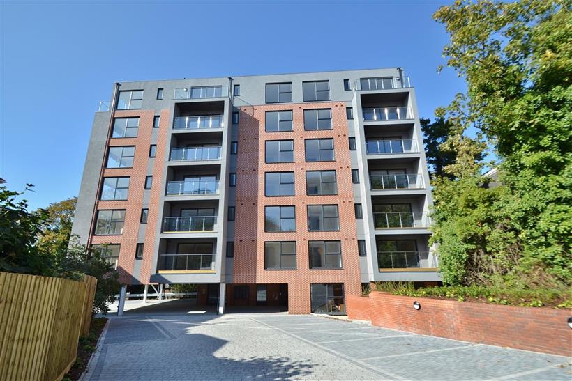 Modern Apartment in Town Centre Location