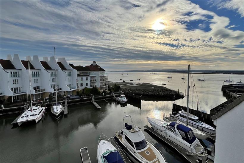 Apartment With Stunning Views in Moriconium Quay