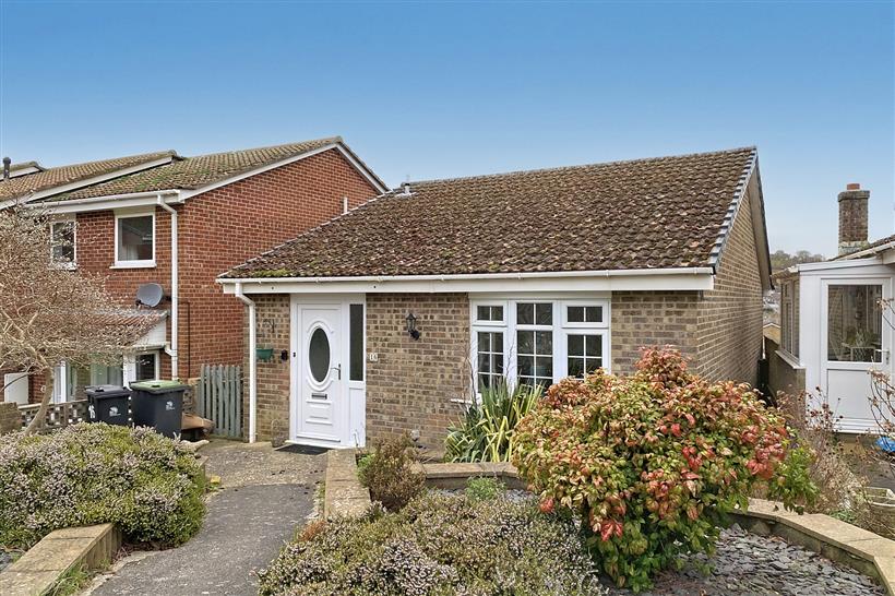 One/Two Bedroom Detached Bungalow in Popular Residential Area